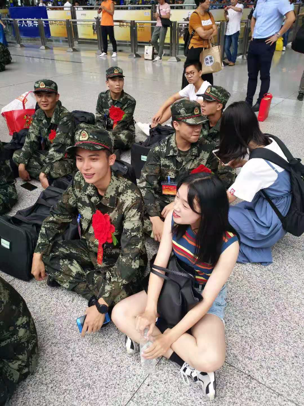 小妹妹送情郎送到高铁站.jpg