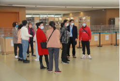 回溯馆史·共话发展——区图书馆组织退休老同志参观新馆614.png