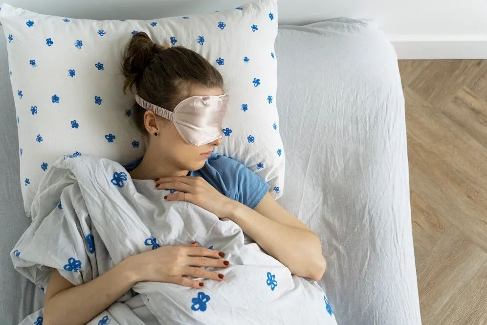 0c95b24f83df9b3bd9ada0188cefb130_young-adult-sleeping-bed_23-2149355995.jpg