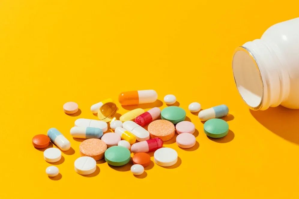 521b63ae2e3d1371dbac920e9cf2e393_high-angle-minimal-medicinal-pills-assortment_23-2148892358.jpg