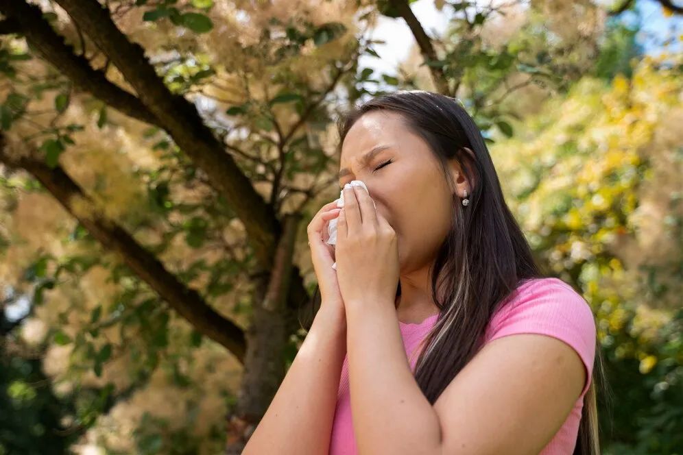 7cf308a2be9dbcb5a3c29967506d9e01_low-angle-woman-blowing-her-nose_23-2149647578.jpg
