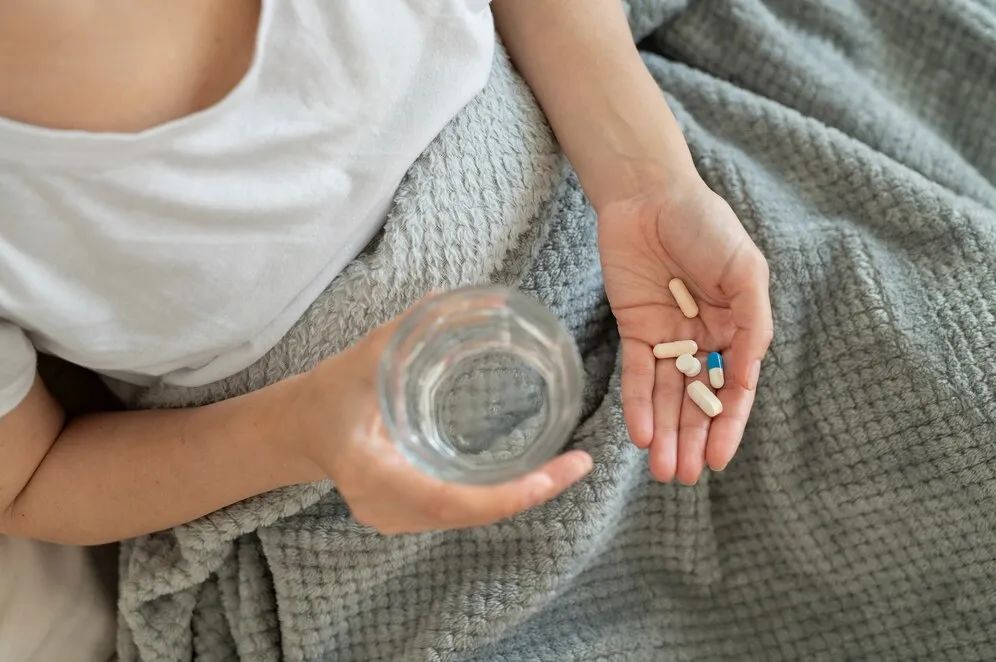f64bdc2d79953a3ca15af4296707ddf8_close-up-hand-holding-pills_23-2149149771.jpg
