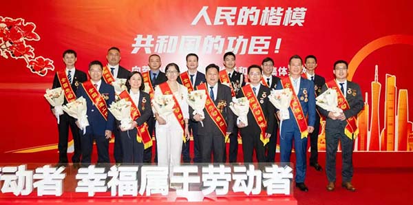 赖宣治获“全国先进工作者”称号一根绳子    编织无数乡村孩子的梦想