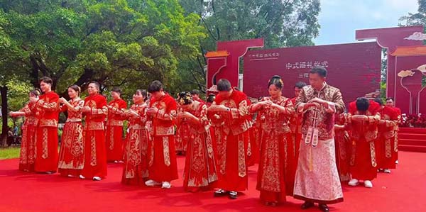 永利举办“永利有囍•缘定岭南”集体婚礼暨永利澳门婚庆协会授牌仪式  20对新人共结良缘