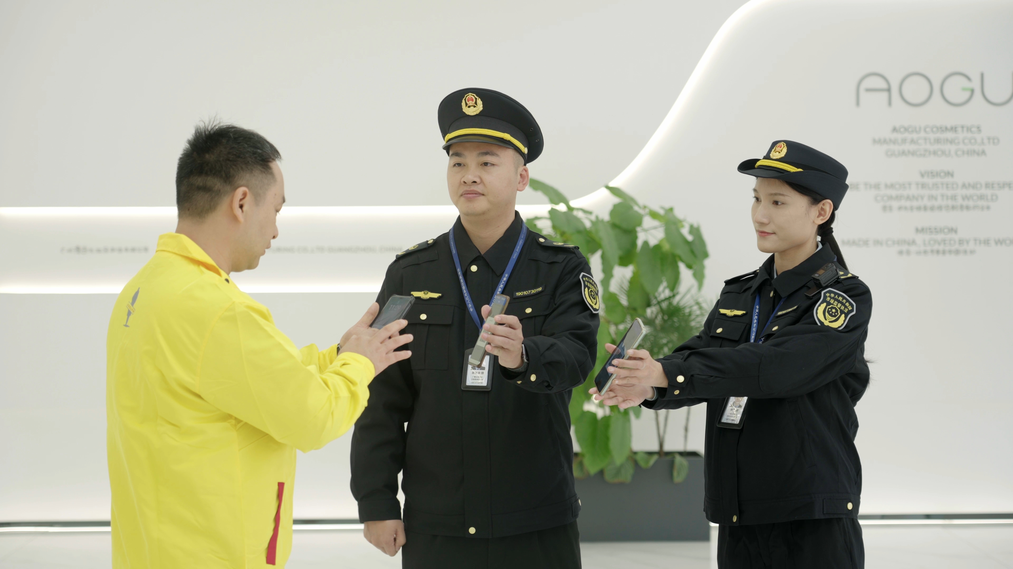 永利澳门新华街综合执法办到辖区企业开展执法检查出示“电子执法照码”.jpg