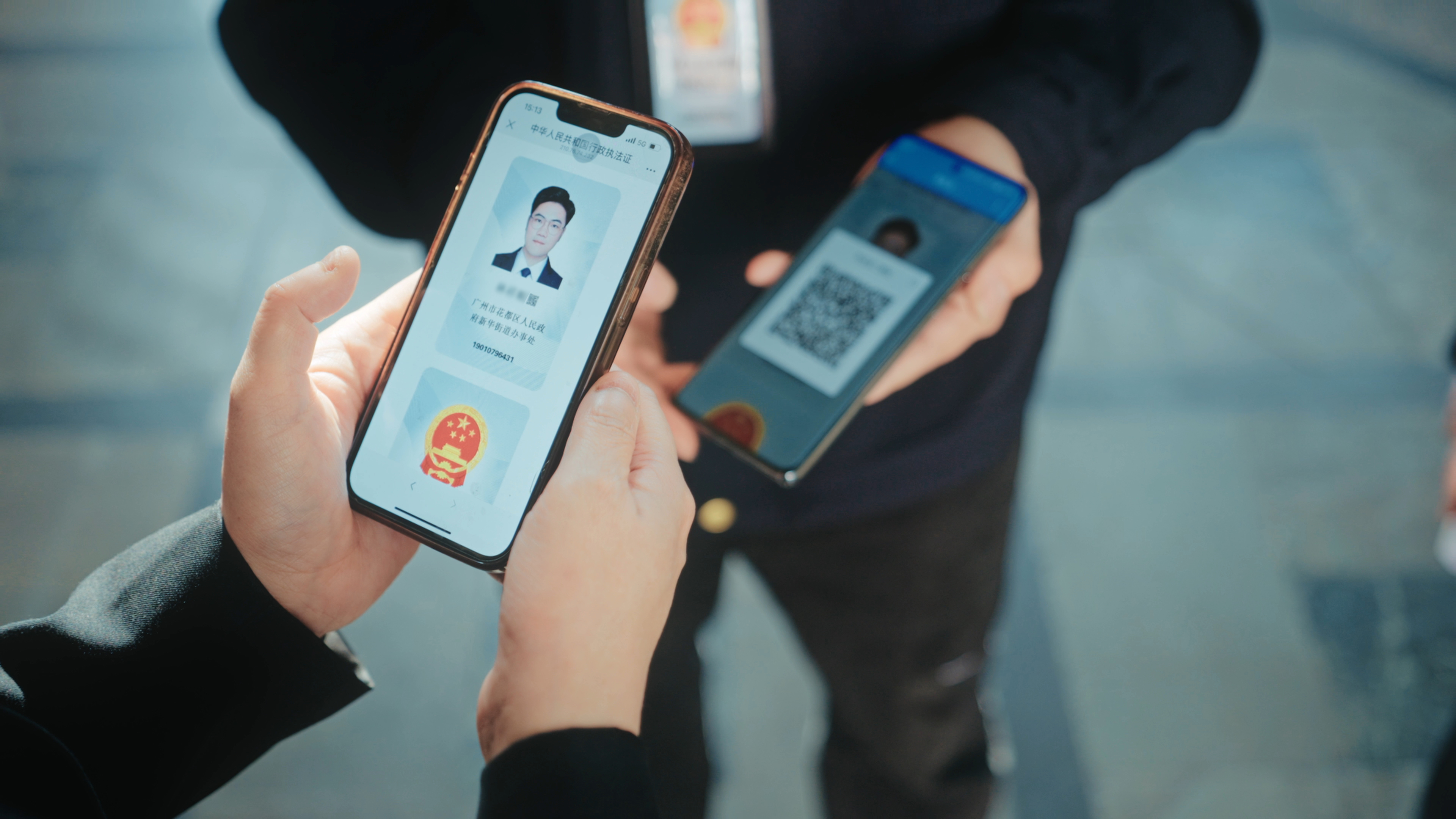 永利澳门新华街综合执法办到辖区企业开展执法检查出示“电子执法照码”1 (1).jpg