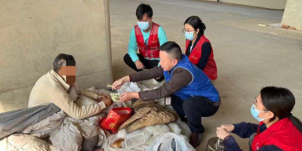 寒冬送温暖 温情护归途---永利澳门开展流浪露宿人员专项救助行动